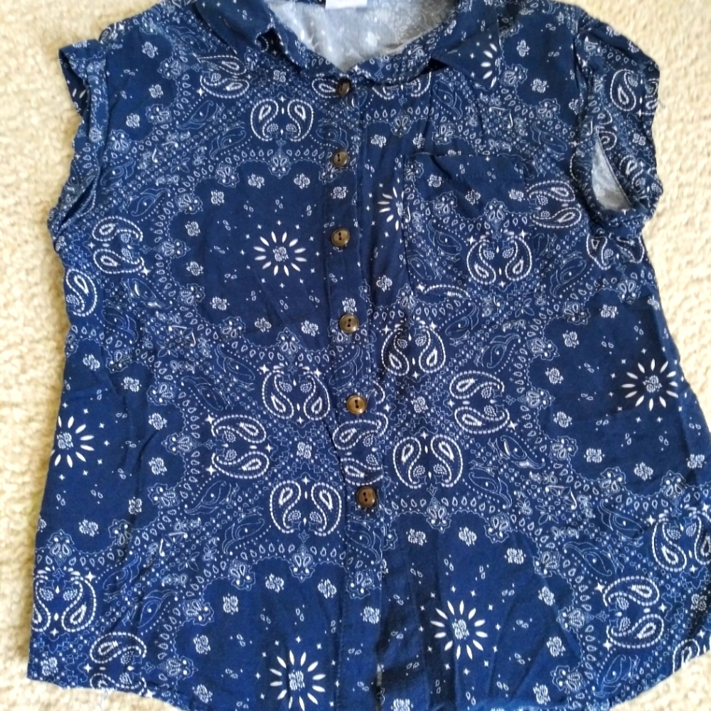 Cap sleeve buttoned blouse